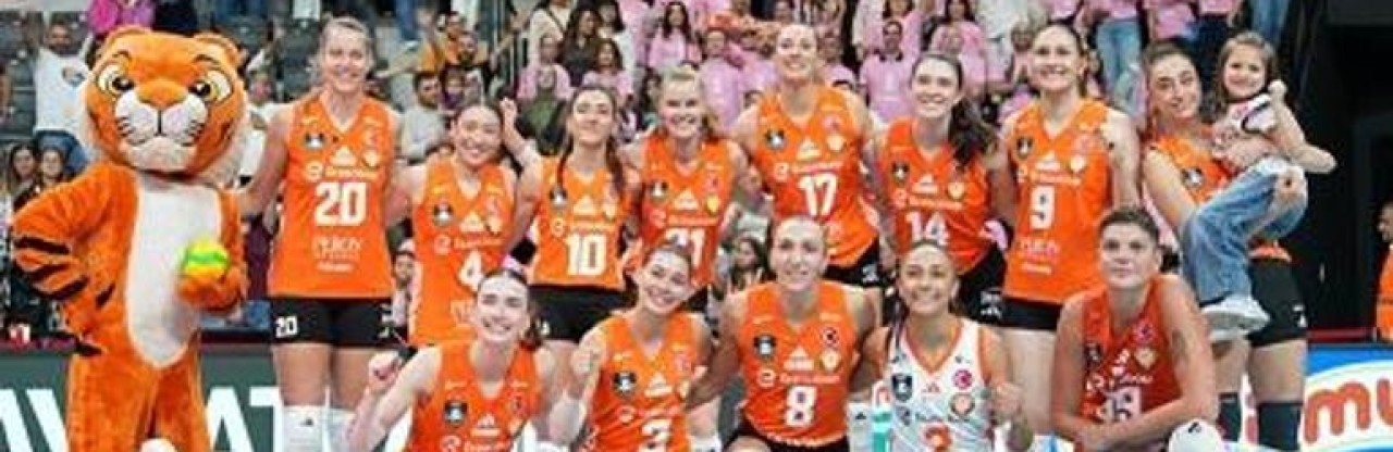 Eczacıbaşı Voleyboldan Meme Kanseri Farkındalık Mesajı: Pembe Tribün