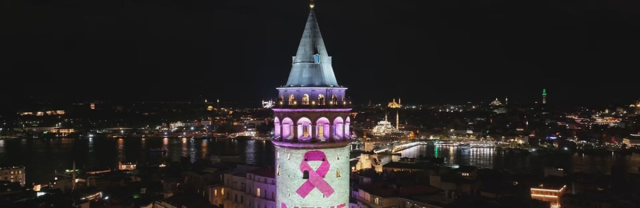 Galata Kulesi Pembe Isiklarla Meme Kanseri Farkindaligina Destek Verdi