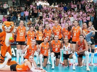 Eczacıbaşı Voleyboldan Meme Kanseri Farkındalık Mesajı: Pembe Tribün