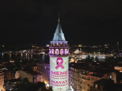 Galata Kulesi Pembe Isiklarla Meme Kanseri Farkindaligina Destek Verdi