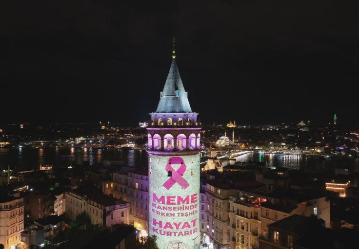 Galata Kulesi Pembe Isiklarla Meme Kanseri Farkindaligina Destek Verdi