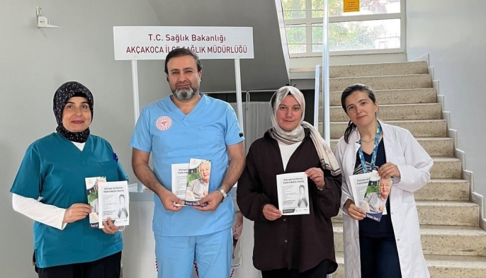 Akçakoca'da kanser farkındalığı için kurulan bilgilendirme standı