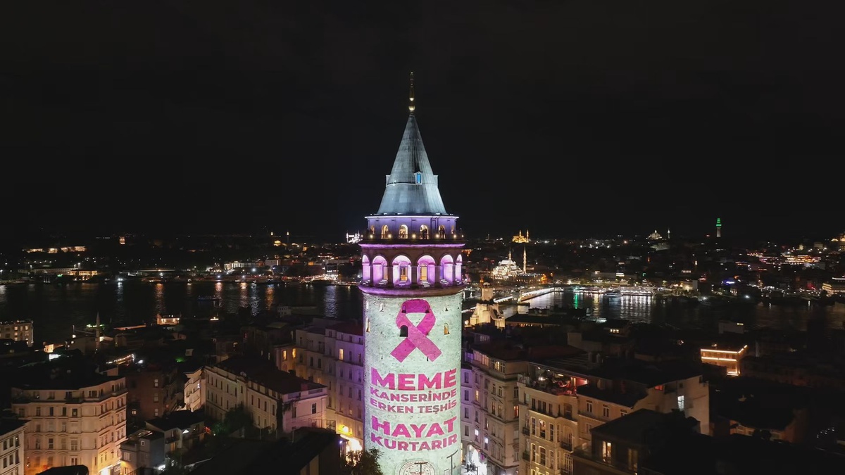 Galata Kulesi meme kanseri farkındalık ayı kapsamında pembe ışıklarla aydınlatıldı