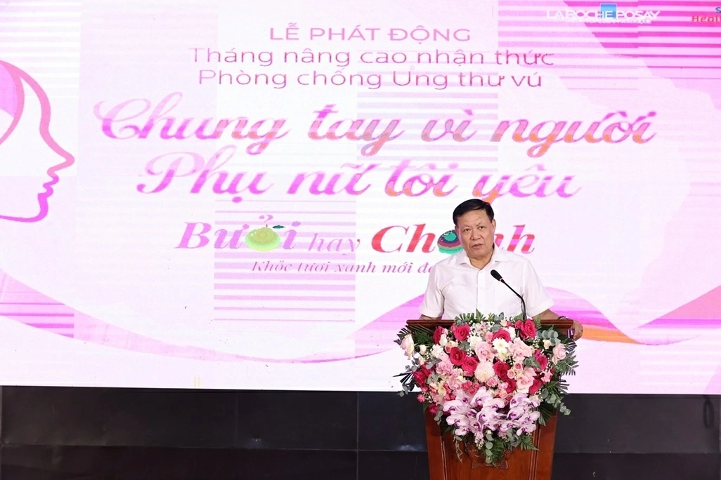 Vietnam Saglik Bakanim Yardimcisi Do Xuan Tuyen, meme kanseri farkindalik etkinliginde konusurken
